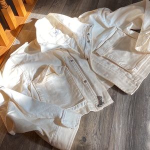 Aritizia TNA cargo style cropped jacket.